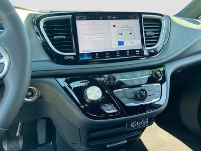 2025 Chrysler Pacifica - Photo 14