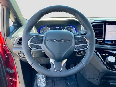 2025 Chrysler Pacifica - Photo 11