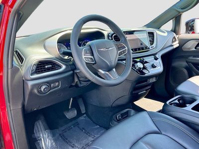 2025 Chrysler Pacifica - Photo 9