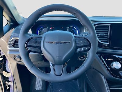 2024 Chrysler Pacifica Hybrid - Photo 11