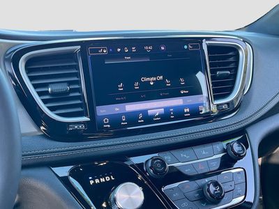 2024 Chrysler Pacifica Hybrid - Photo 16
