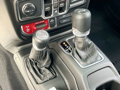 2025 Jeep Wrangler - Photo 16