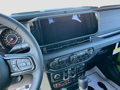 2026 Jeep Gladiator — photo 13 view