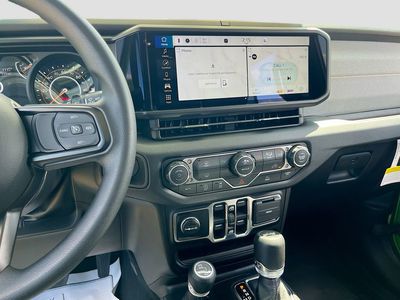 2025 Jeep Wrangler — photo 14 view