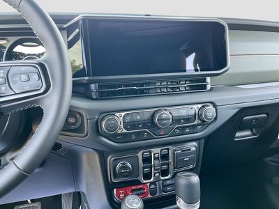 2026 Jeep Gladiator - Photo 13