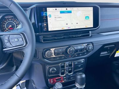 2026 Jeep Gladiator - Photo 14