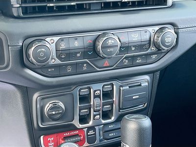 2026 Jeep Gladiator - Photo 14