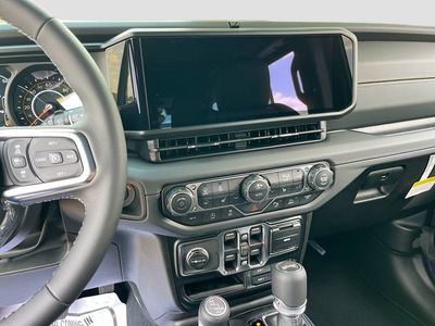 2026 Jeep Wrangler - Photo 13
