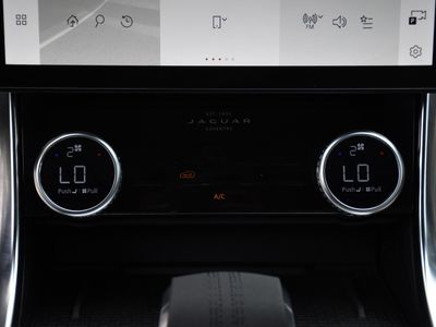 2022 Jaguar XF — photo 16 view
