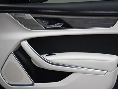 2022 Jaguar XF — photo 31 view