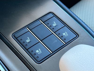 2025 Lexus UX - Photo 19