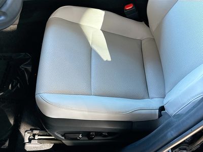 2025 Lexus UX - Photo 18