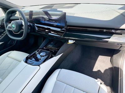 2026 BMW 5 Series - Photo 23