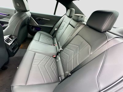 2026 BMW i5 - Photo 20