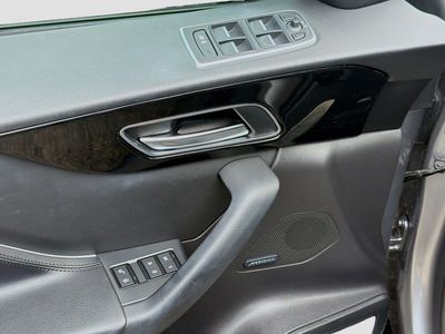 2020 Jaguar F-PACE - Photo 16