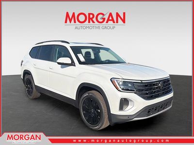 2026 Volkswagen Atlas 2.0T SE w/Technology in White Pearl — front three-quarter view