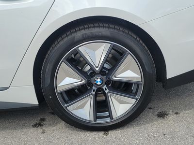 2026 BMW i4 - Photo 9