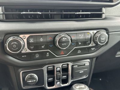 2025 Jeep Wrangler - Photo 16