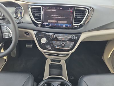 2024 Chrysler Pacifica - Photo 11