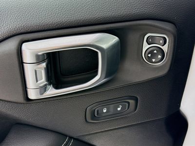 2023 Jeep Gladiator - Photo 18