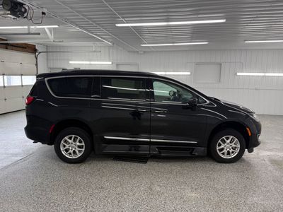 2020 Chrysler Pacifica — detail view