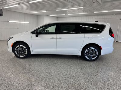 2027 Chrysler Pacifica — side profile view
