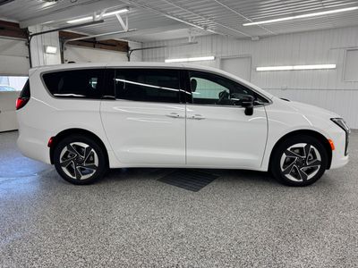 2027 Chrysler Pacifica — detail view