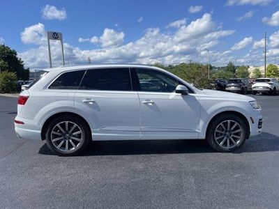2019 Audi Q7 — interior view