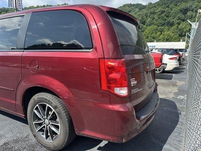 2017 Dodge Grand Caravan — detail view