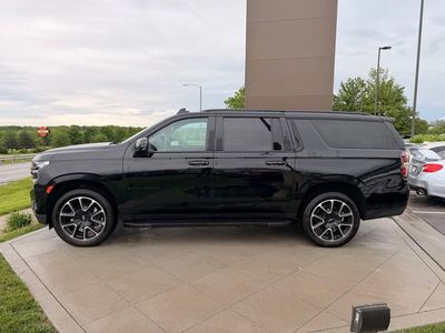 2022 Chevrolet Suburban - Photo 3