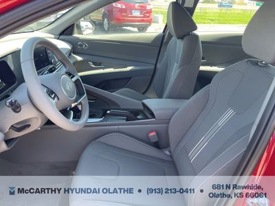 2025 Hyundai Elantra - Photo 4