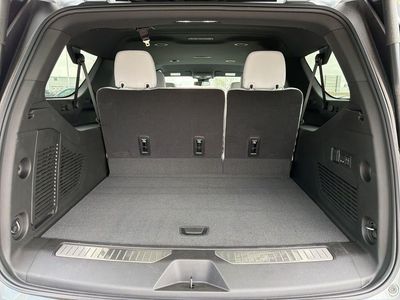 2025 Chevrolet Suburban - Photo 13