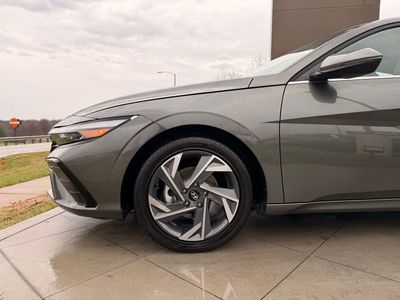 2025 Hyundai Elantra - Photo 17
