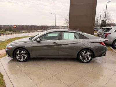 2025 Hyundai Elantra - Photo 3