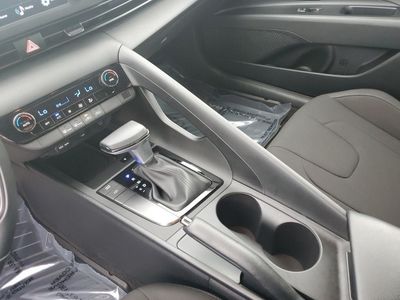 2025 Hyundai Elantra - Photo 21