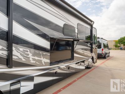 2021 Fleetwood Pace Arrow - Photo 2