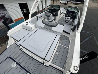 2025 Chaparral 247 SSX - Photo 14