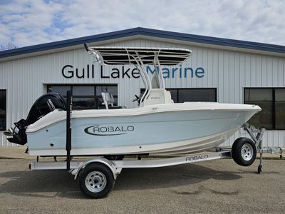 2025 Robalo R180 - Photo 2