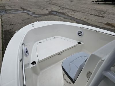 2025 Robalo R180 - Photo 8
