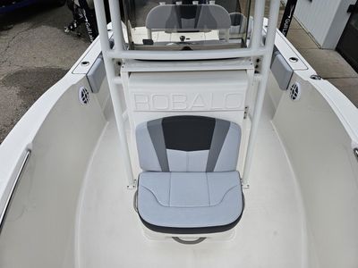 2025 Robalo R180 - Photo 9