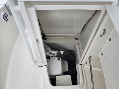 2025 Robalo R180 - Photo 10