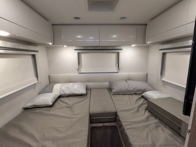 2025 Thor Motor Coach Axis