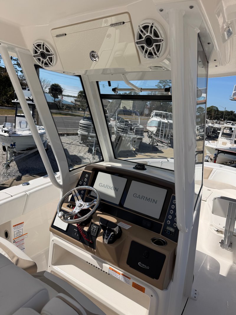2026 Robalo 270 CC — front three-quarter view