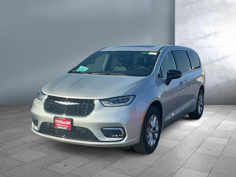 2026 Chrysler Pacifica — front three-quarter view