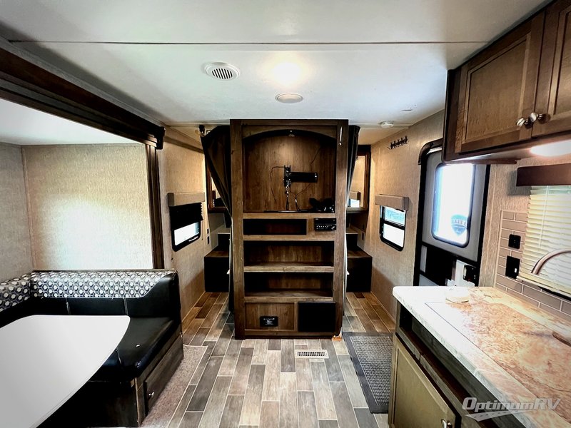 2019 Dutchmen Coleman Lantern — front three-quarter view