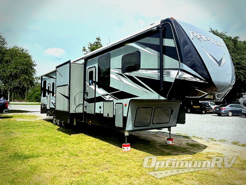 2020 Keystone Raptor — front three-quarter view