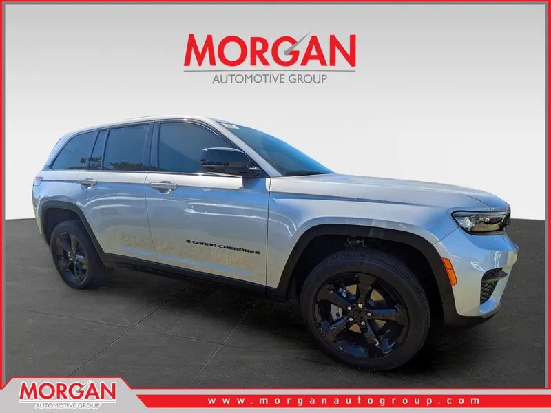2025 Jeep Grand Cherokee Altitude in Silver — front three-quarter view