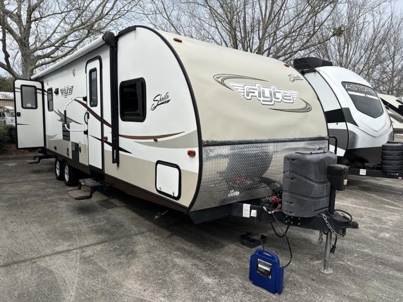 2015 Shasta s Flyte — front three-quarter view