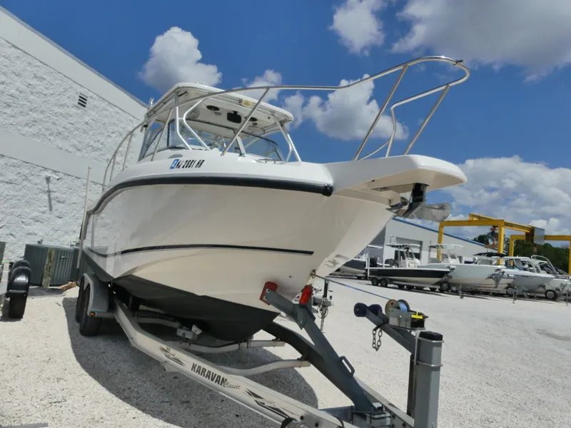 2005 Boston Whaler Conquest 255 — front three-quarter view