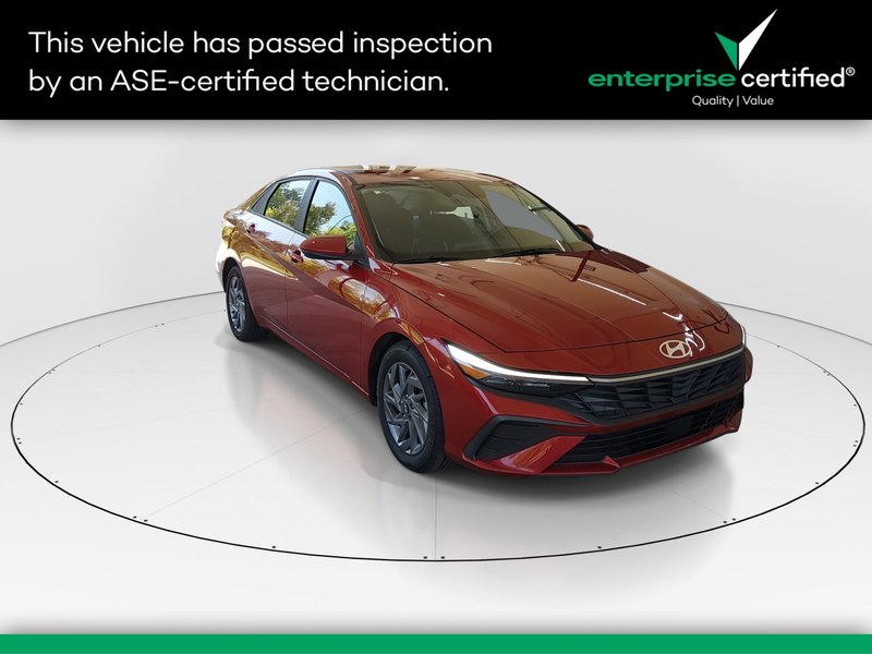 2024 Hyundai Elantra SEL IVT — front three-quarter view